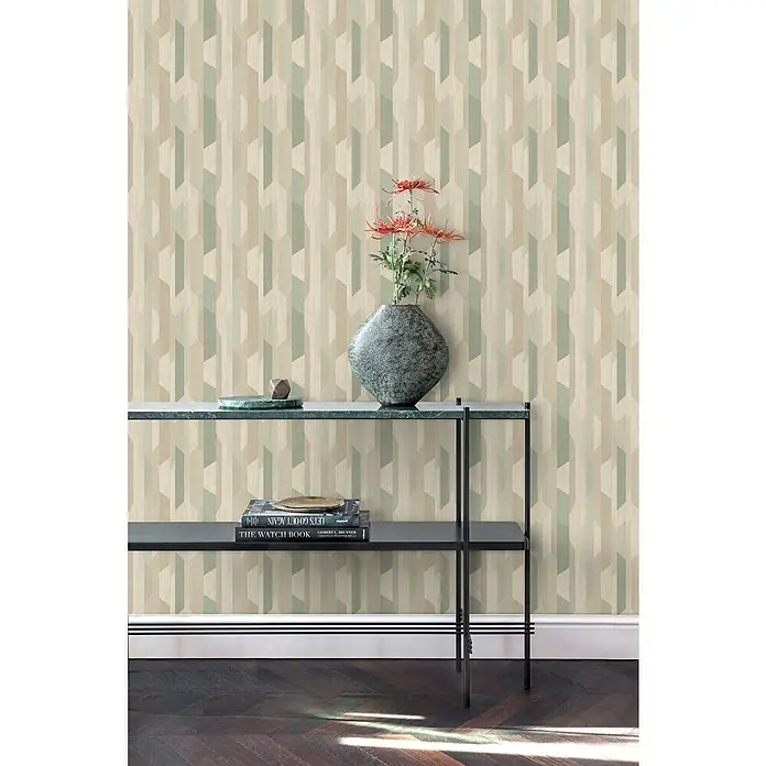Papel pintado Geométrico - Marrón/Verde, 10 x 0,53 m - Primer plano de una moderna mesa consola con jarrón abstracto y decoración contra una pared estampada. Decoración elegante con toques de estilo.