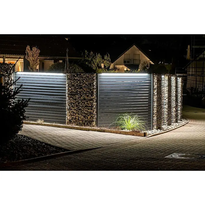 LyghtUp Zaunbeleuchtung Starter-Set - Länge: 246 cm, Silber, Passend für: Doppelstabmatten und Gabionen, 3 -tlg. - Eine moderne Gartenzaun-Gestaltung mit Gabionen und horizontalen Lamellen, beleuchtet durch integrierte Leuchten, die eine stilvolle Atmosphäre erzeugt.