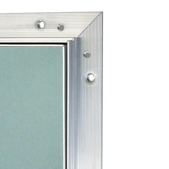 Probau Revisionsklappe Aqua - 40 x 40 cm - Nahaufnahme einer silbernen Aluminium-Zugangstür mit einer grünen Platte. Ein modernes, robustes Design für den einfachen Zugang in Trockenbauwände.