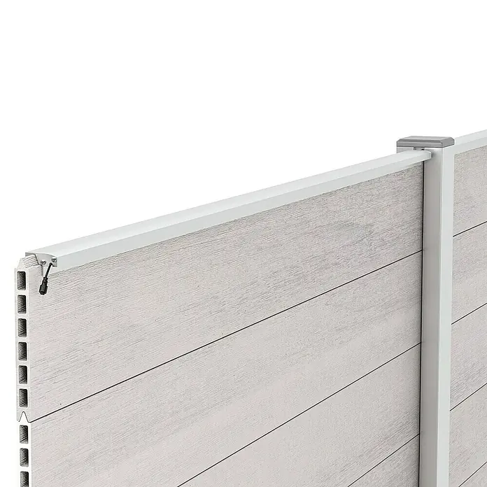 LyghtUp Zaunbeleuchtung Starter-Set - Länge: 173,3 cm, Silber, Passend für: WPC- und Aluminium-Steckzäune, 5 -tlg. - Nahaufnahme eines weißen Holzzauns, der Privatsphäre und einen sauberen Look für jeden Außenbereich bietet.