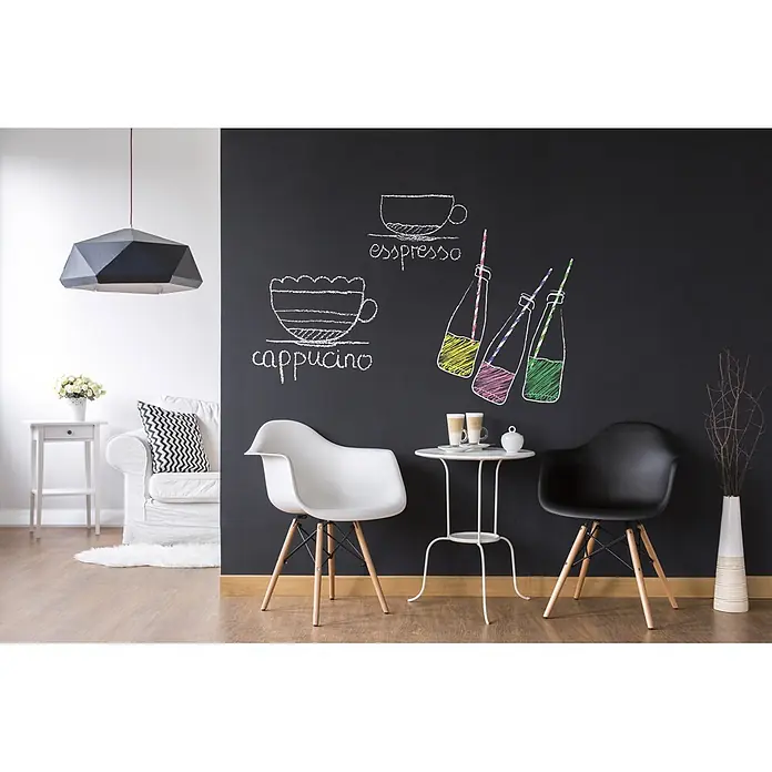 swingcolor Tafelfarbe - Anthrazit, 1 l, Matt - Eine moderne Café-Szene mit Kreidezeichnungen von Kaffee und Getränken an einer schwarzen Wand, umgeben von stilvollen Möbeln.