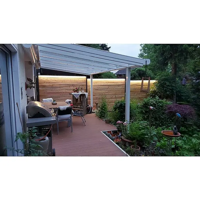 LyghtUp Zaunbeleuchtung Starter-Set - Länge: 173,3 cm, Silber, Passend für: Holzzäune mit 40 mm Stärke, 4 -tlg. - Eine überdachte Terrasse mit Grill, Gartentisch und Pflanzen. Die Beleuchtung schafft eine gemütliche Atmosphäre im Freien.