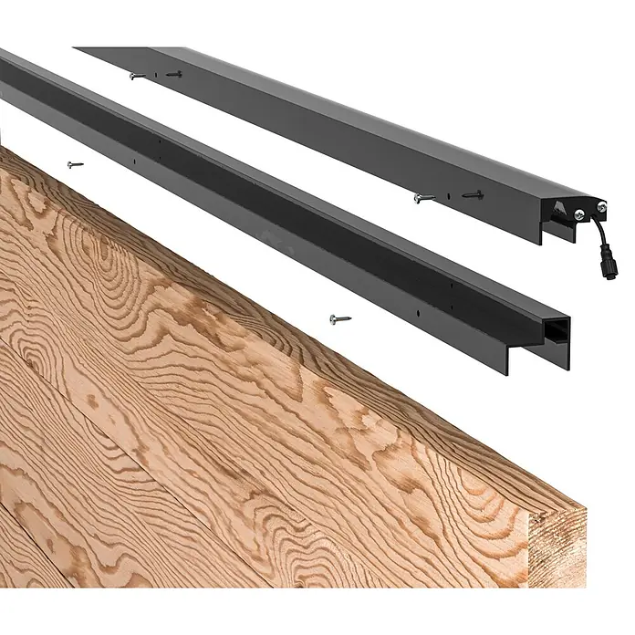 LyghtUp Zaunbeleuchtung Starter-Set - Länge: 173,3 cm, Anthrazit, Passend für: Holzzäune mit 40 mm Stärke, 8 -tlg. - Bild einer Holzstruktur mit schwarzen Metallprofilen und Schrauben. Die Profile sind möglicherweise zur Befestigung an der Holzstruktur gedacht.