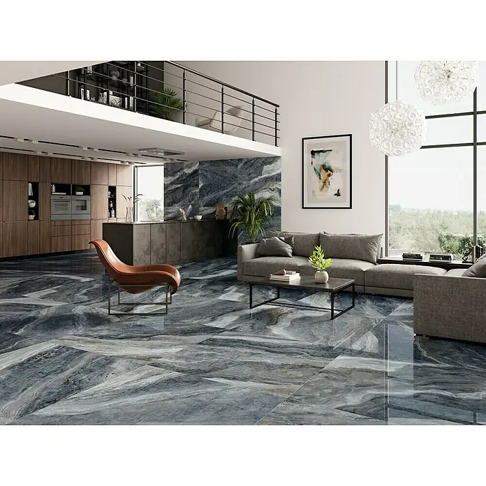 BHS Showroom Pavimento porcelánico Galaxy - 60 x 120 cm, Azul, Brillante, Rectificado - Elegante salón con baldosas de mármol azul de gran formato, que añaden un toque lujoso y moderno al espacio.