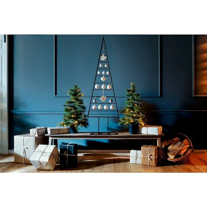 Metall-Weihnachtsbaum - Höhe: 150 cm, Anthrazit, Metall - Festliche Szene mit modernem Weihnachtsbaum aus Metall, dekoriert mit Kugeln, flankiert von Mini-Tannenbäumen und stilvollen Geschenkpaketen.