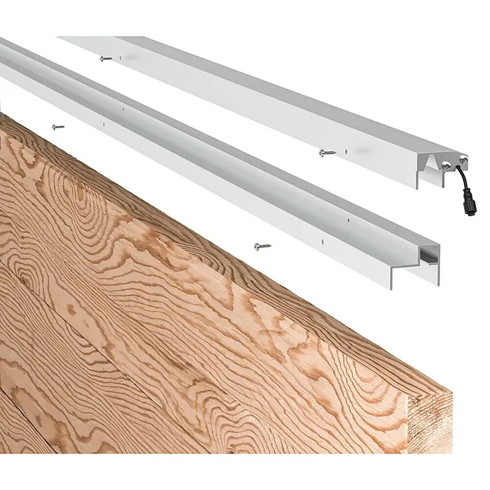 LyghtUp Zaunbeleuchtung Starter-Set - Länge: 173,3 cm, Silber, Passend für: Holzzäune mit 40 mm Stärke, 4 -tlg. - Aluminiumprofile für LED-Streifenmontage auf einem Holzbalken. Das Set enthält Schrauben und ein Stromkabel für die einfache Installation.
