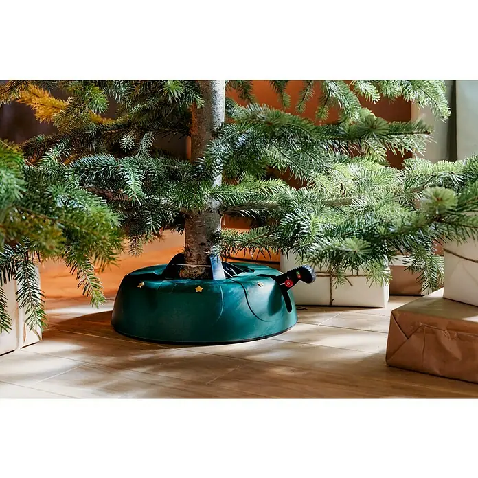 Christbaumständer SELECT 4 - 40 x 10,7 cm, Kunststoff, Rund - Der grüne Christbaumständer mit goldfarbenen Sternen hält einen Weihnachtsbaum, umgeben von Geschenken, die mit Paketschnur gebunden sind.