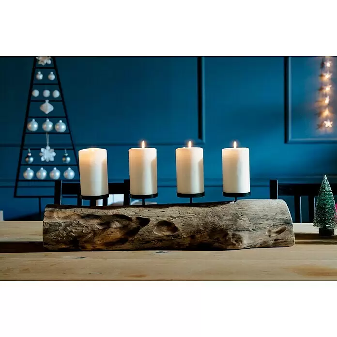 Adventskranz Baumstamm - Braun, Holz - Rustikaler Adventskranz aus Holzscheit mit vier brennenden weißen Kerzen auf einem Tisch.