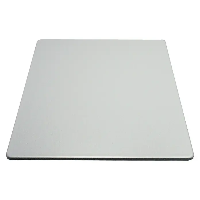 Verbundplatte nach Maß - Aluminium, Max. Zuschnittsmaß: 305 cm, Breite: 150 cm - Nahaufnahme einer silbernen, quadratischen Computer-Mausmatte auf einem weißen Hintergrund.