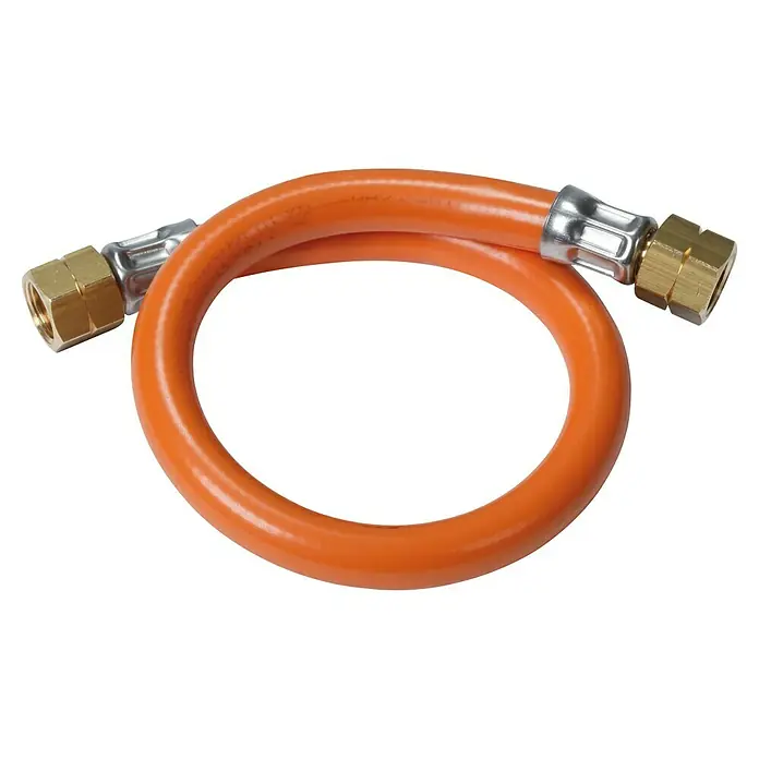 Rothenberger Industrial Niederdruckschlauchleitung - 2 x G¼″L, 40 cm - Nahaufnahme eines flexiblen orangefarbenen Gasschlauchs mit Messinganschlüssen an beiden Enden, der in einer Schlaufe auf einem schwarzen Hintergrund liegt.