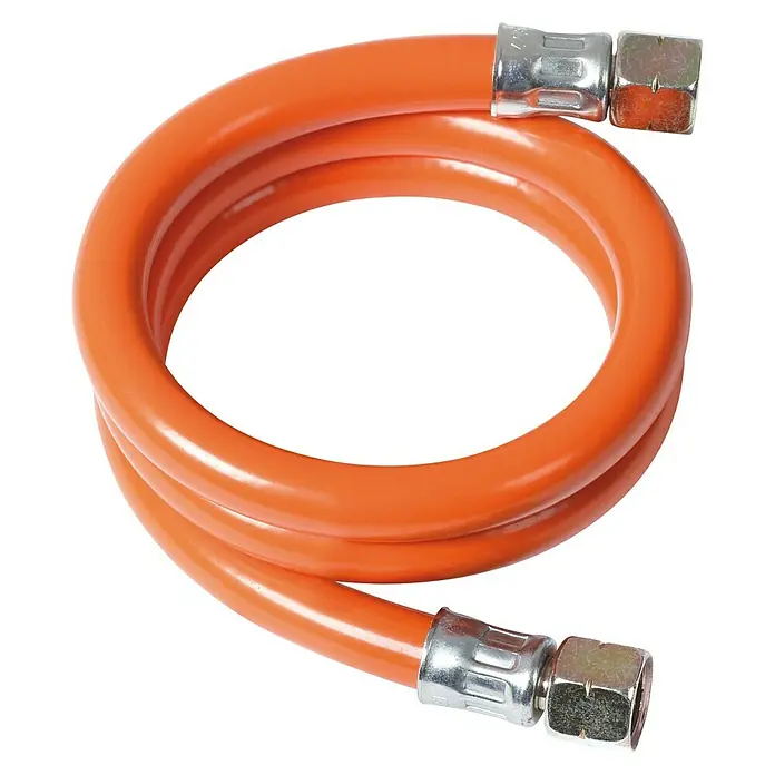 Rothenberger Industrial Niederdruckschlauchleitung - 2 x G¼″L, 80 cm - Eine orangefarbene Gasschlauch-Baugruppe mit Metallanschlüssen an beiden Enden, spiralförmig auf einem schwarzen Hintergrund angeordnet.