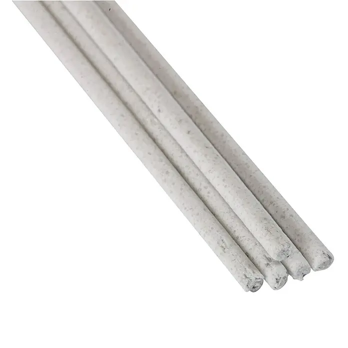 Rothenberger Industrial Hartlötstab Rolot 604 - Ø x L: 3 x 333 mm, Schmelztemperatur: 550 °C, 5 Stk. - Nahaufnahme von vier Schweißelektroden, die für Schweißarbeiten verwendet werden.