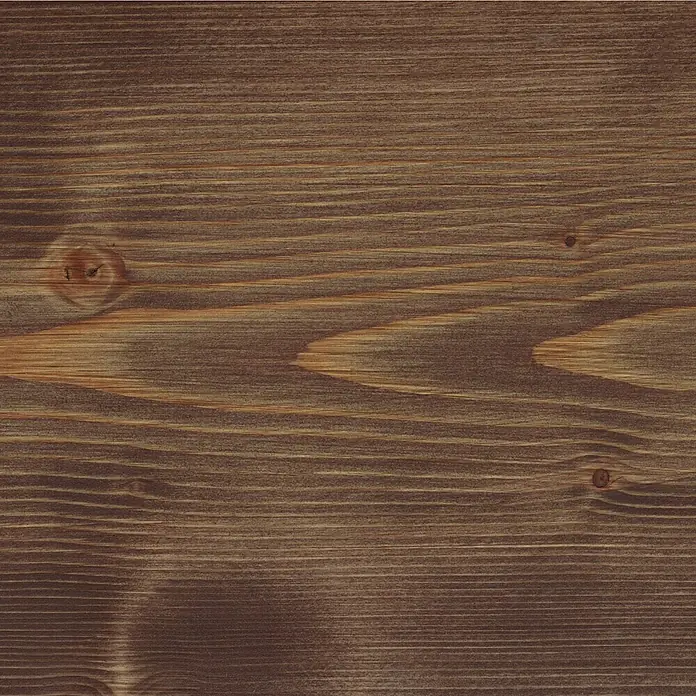 Osmo Terrassen-Öl - Mooreiche, 750 ml, Seidenmatt - Eine Nahaufnahme von braun gebeiztem Holz mit einer markanten Maserung und Astlöchern, die dem Material eine natürliche Textur verleihen.