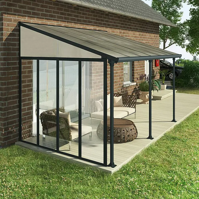 Solid Elements Seitenwand Martina - Passend für: Solid Elements Terrassenüberdachungen Martina 3 m Tiefe, Anthrazitgrau - Nahaufnahme eines modernen Terrassenüberdachung mit Glaswänden und stilvollen Gartenmöbeln auf einer Holzterrasse.
