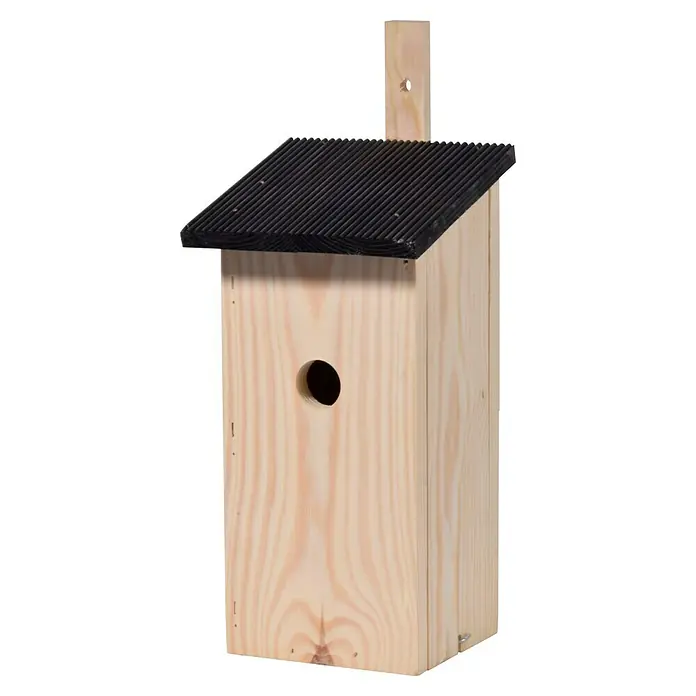 Dobar Nistkasten - 17 x 18 x 39 cm, Natur, Holz - Dieses Bild zeigt ein hölzernes Vogelhaus mit schwarzem Dach und einem kreisförmigen Loch für den Eingang, montiert auf einem Pfosten.