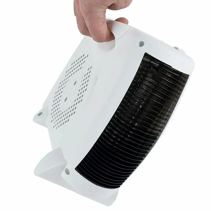 Fulmo Calefactor de aire 2 en 1 - 1.200 W, Blanco - Una mano sostiene un calentador portátil blanco con rejillas negras y ventilación circular, aislado sobre un fondo blanco.