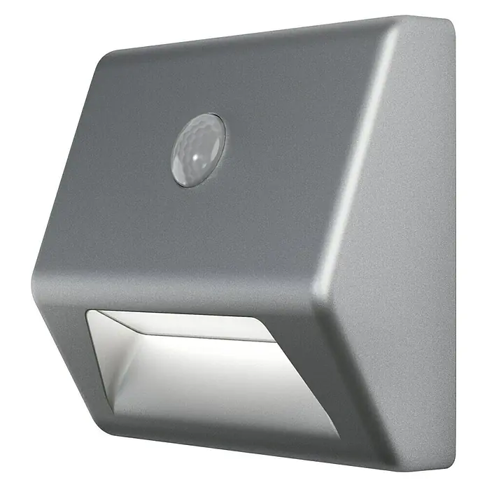 Osram Nightlux LED-Nachtlicht Stair - Schwarz, 28 x 84 x 73 mm - Eine silberne Wandleuchte mit Bewegungssensor für den Außenbereich, die ein helles, nach unten gerichtetes Licht abgibt.