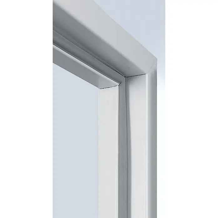Hörmann Eckzarge - 87,5 x 200 cm - Nahaufnahme eines modernen, weißen Türrahmens, der klare Linien und eine saubere Ästhetik aufweist. Das Design betont die Funktionalität.