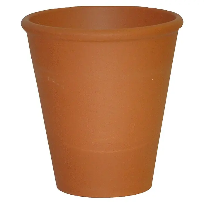 Pflanztopf - Max. Außendurchmesser: 16 cm, Höhe: 15,5 cm, Terracotta - Nahaufnahme eines leeren, rotbraunen Terrakotta-Blumentopfs mit abgerundetem Rand und subtilen Farbvariationen auf schwarzem Hintergrund.