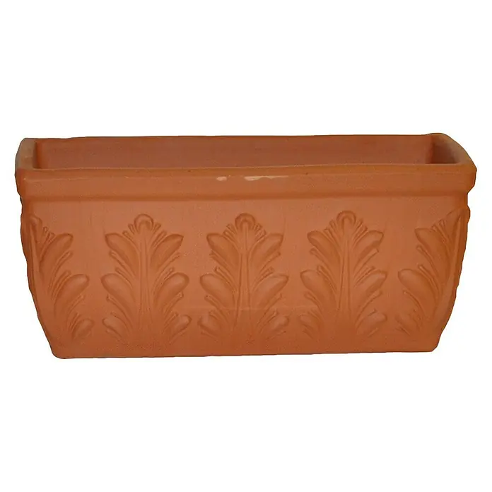 Balkonkasten - Max. Außenlänge: 41 cm, Terracotta - Nahaufnahme eines rechteckigen Terrakotta-Pflanzgefäßes mit geprägtem Blattmuster, ideal für Garten und Inneneinrichtung.