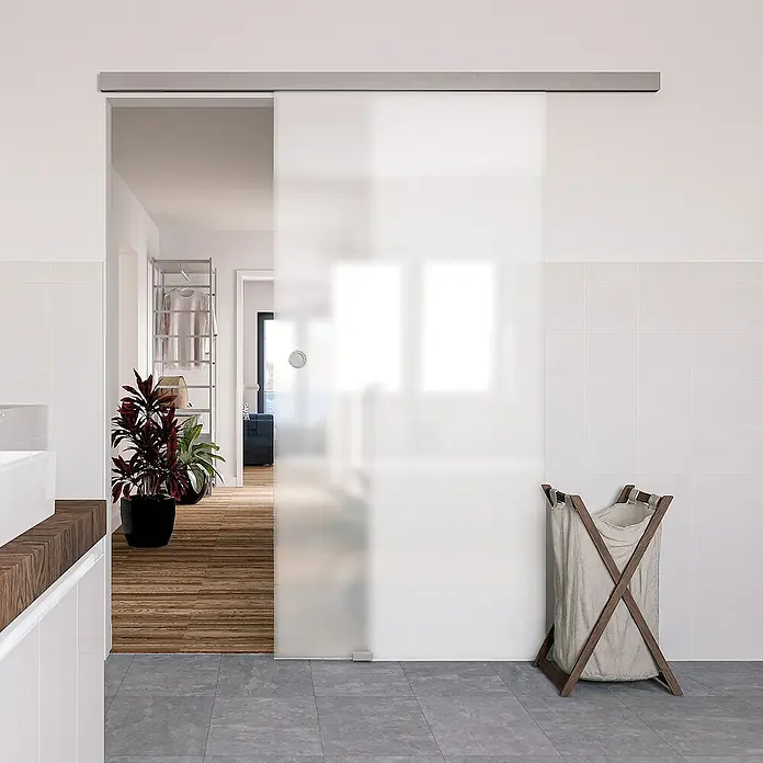 Diamond Doors Glasschiebetür Luminato - 935 x 2.058 mm, Einscheibensicherheitsglas (ESG) - Helles Badezimmer mit einer modernen Glasschiebetür, die den Raum elegant abtrennt und gleichzeitig Licht durchlässt.