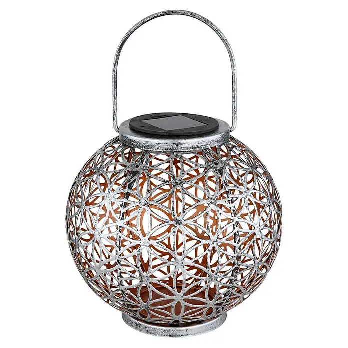 Globo Solar-Kugelleuchte - Warmweiß, 20,5 x 20,5 x 20,5 cm - Nahaufnahme einer kunstvollen Solarleuchte mit floralem Muster, ideal für Garten und Terrasse.