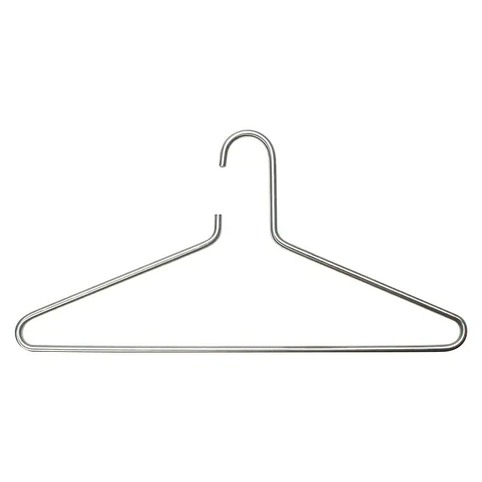 Spinder Design Kleiderbügel Senza 6 - Silber, Edelstahl - Ein silberner Kleiderbügel aus Metall, der zum Aufhängen von Kleidungsstücken verwendet wird, ist vor einem weißen Hintergrund abgebildet.