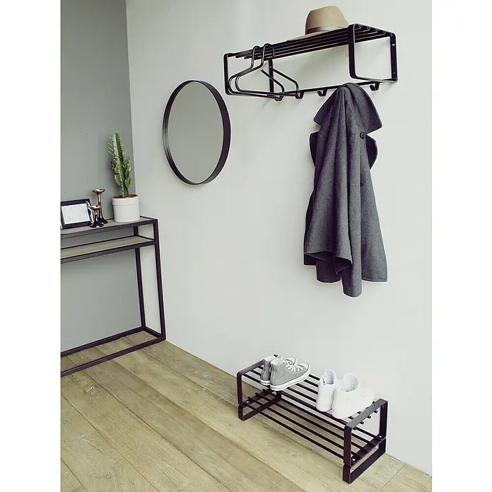 Spinder Design Garderobenleiste Rex 2 - L x B x H: 290 x 700 x 280 mm, Anzahl Haken: 5 Stk. - Eine minimalistische Garderobe mit Hutablage, Kleiderbügeln, Spiegel und Schuhregal in einem modernen Flur.