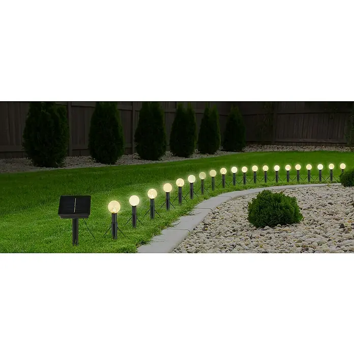 Globo LED-Solar-Lichterkette - Außen, 770 cm, RGB - Dieses Bild zeigt Solarleuchten im Garten, die eine helle und dekorative Beleuchtung für Wege und Beete bieten, was die Gartenatmosphäre verbessert.