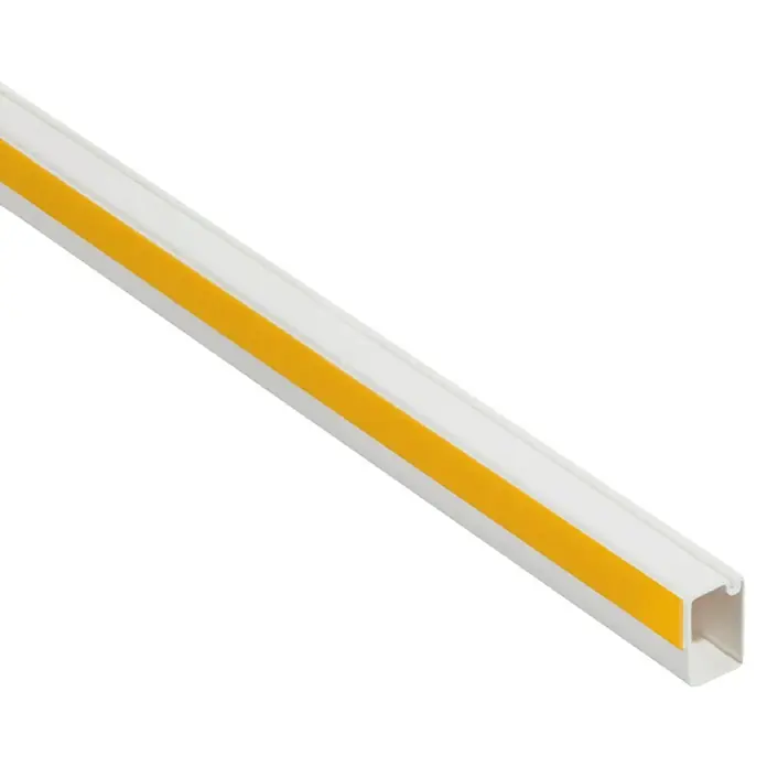 Mini-Kabelkanal - 2 m x 12 mm x 7 mm, Weiß, Mit Schaumklebeband 6mm - Weiße Kabelkanal-Abdeckung mit gelbem Klebestreifen. Eine praktische Lösung für die Kabelorganisation.