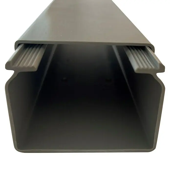 Canaleta para cables - L x An x Al: 2 m x 60 mm x 40 mm, Gris - Primer plano de un canal de cables gris, diseñado para una gestión organizada de los cables y una instalación limpia.