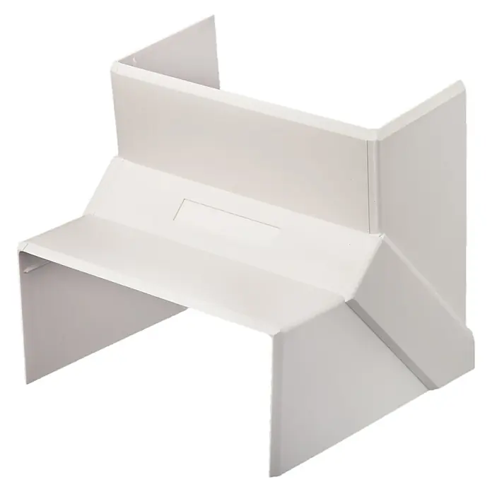 Inneneck-Profil - Passend für: Brüstungskanal BR 70 x 130 mm, Reinweiß - Nahaufnahme eines weißen, geformten Blechs, möglicherweise eine Art Abdeckung oder ein architektonisches Detail mit klaren Linien und Winkeln.