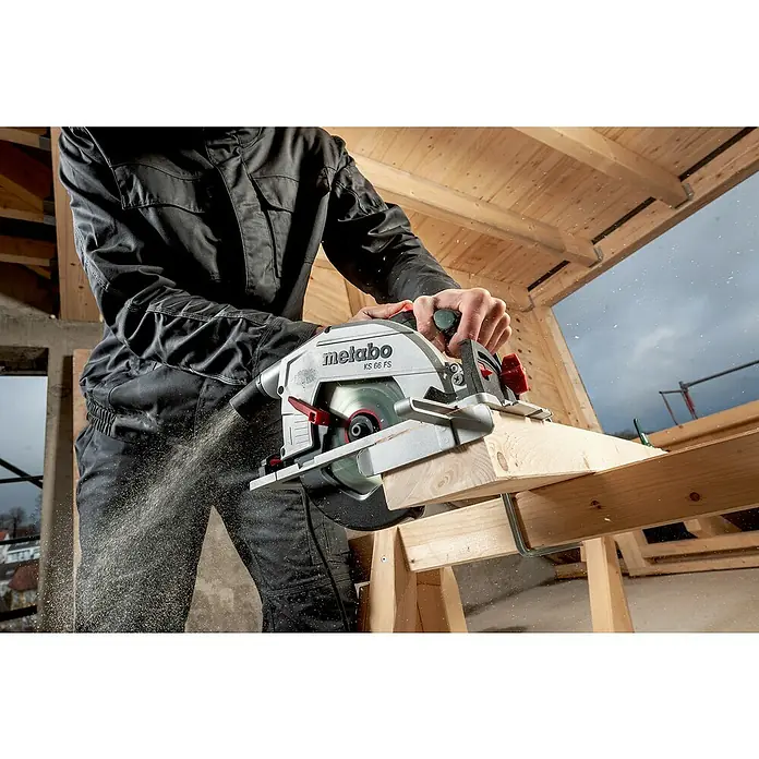 Metabo Handkreissäge KS 66FS - 1.500 W, Durchmesser Sägeblatt: 190 mm, Schnitttiefe bei 90 °: 66 mm - Nahaufnahme einer Metabo KS 66 FS Handkreissäge in Aktion, die Holz schneidet, umgeben von Holzstaub.