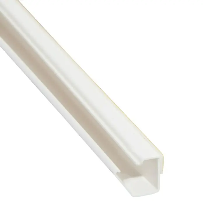 Canaleta mini autoadhesiva - Blanco, 2 m x 15 mm x 10 mm - Primer plano de un canal de cables blanco, que ofrece una solución de gestión de cables limpia y organizada. Ideal para la oficina y el hogar.