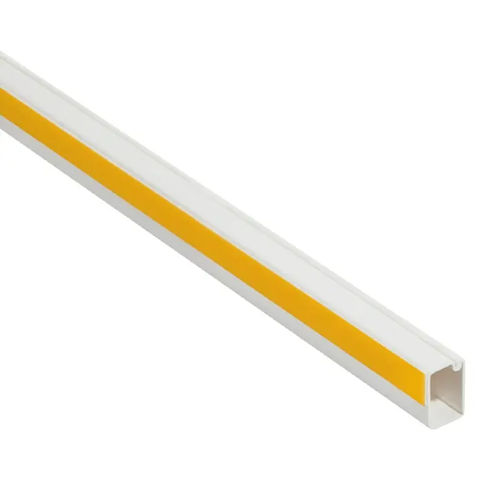 Mini-Kabelkanal - 2 m x 15 mm x 10 mm, Weiß, Mit Schaumklebeband 6mm - Ein weißer Kabelkanal mit gelbem Klebestreifen. Ideal zum Verlegen von Kabeln, bietet eine saubere und sichere Lösung.