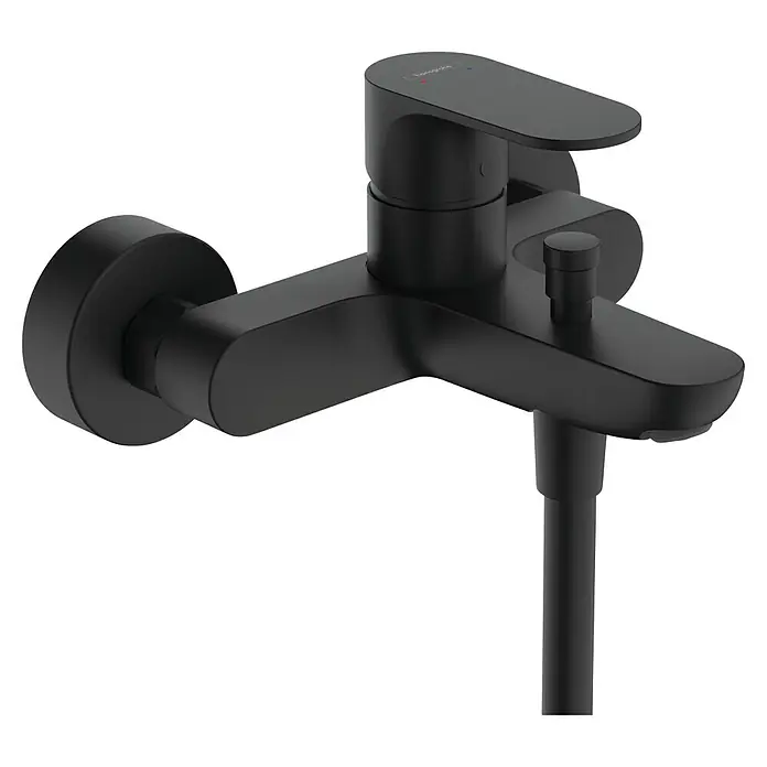 Hansgrohe Rebris S Badewannenarmatur - Ausladung Armatur: 191 mm, Schwarz, Matt - Detaillierte Aufnahme einer mattschwarzen Hansgrohe Armatur mit Hebel, Brauseanschluss und runder Wandbefestigung vor schwarzem Hintergrund.