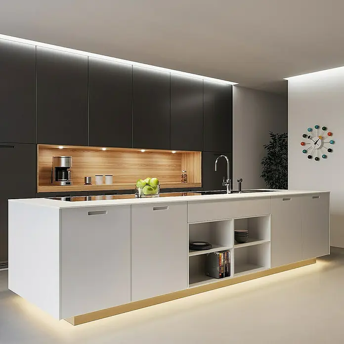 Trio Lighting Tira LED Chip - Largo: 5 m, Blanco frío - Cocina moderna con armarios superiores oscuros, un fondo de madera y una isla blanca con fregadero integrado y estanterías abiertas.