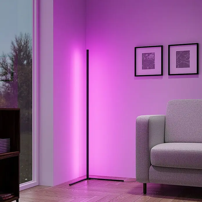 Trio Lighting Lámpara de pie LED Level - 10 W, Altura: 141 cm, Negro, RGB - Una moderna y delgada lámpara LED de esquina emite una luz de color atmosférica en un elegante salón, mejorando el ambiente.