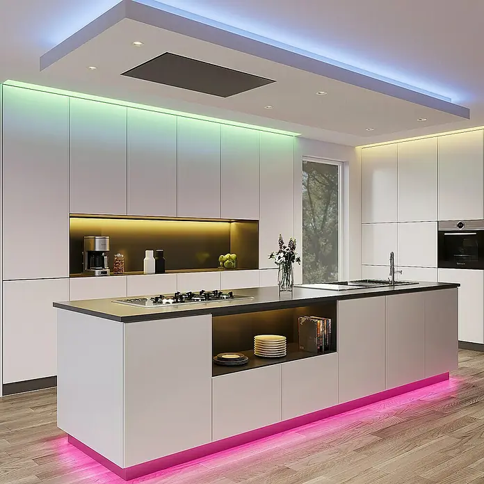 Trio Lighting Tira LED Rush - Largo: 5 m, RGB - Cocina moderna con armarios blancos, isla elegante con fogones, iluminación LED y electrodomésticos integrados. El fregadero también está integrado.