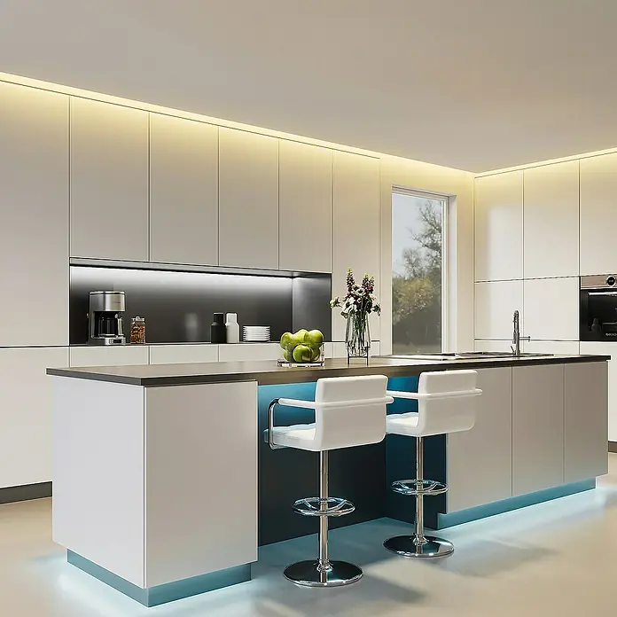 Trio Lighting Tira LED Chip - Largo: 3 m, Blanco frío - Cocina moderna con isla y dos taburetes blancos, con iluminación LED azul debajo de la isla.