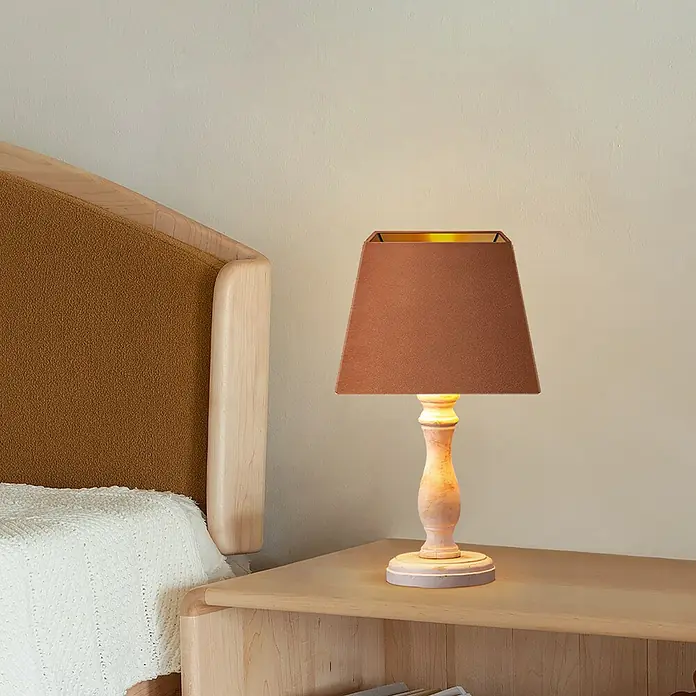 Home Sweet Home Lampenschirm VelvetBraun-Gold, E27, 20 x 14 x 14 cm - Elegante Nachttischlampe mit braunem Lampenschirm und gedrechseltem Holzfuß, die warmes Licht spendet.