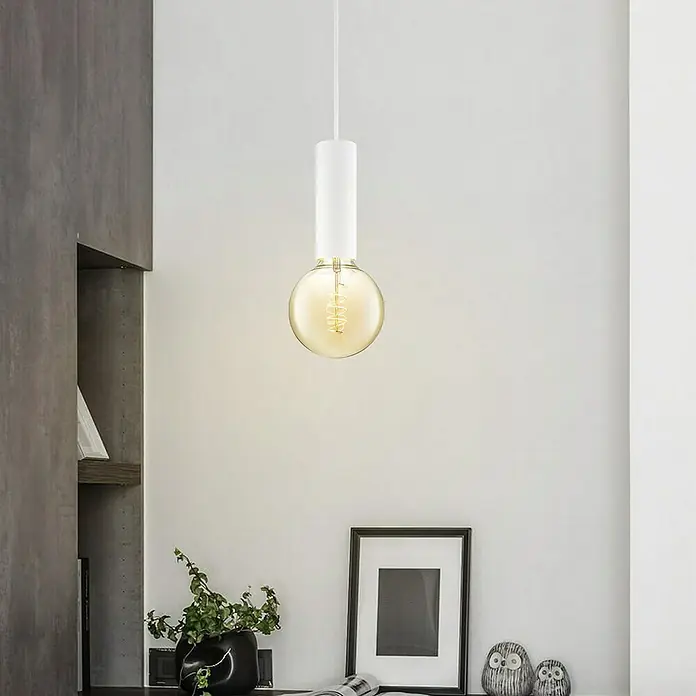 Home Sweet Home Pendelleuchte Saga - Weiß, 120 cm, 10 W, E27 - Nahaufnahme einer Pendelleuchte mit Glühbirne und weißem Lampenschirm, die ein modernes Designelement für jeden Raum darstellt.