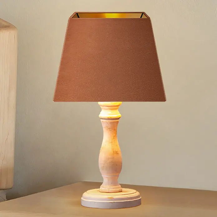 Home Sweet Home Lampenschirm VelvetBraun-Gold, E27, 20 x 14 x 14 cm - Nahaufnahme einer Nachttischlampe mit braunem Schirm, die ein sanftes, warmes Licht ausstrahlt und eine gemütliche Atmosphäre schafft.