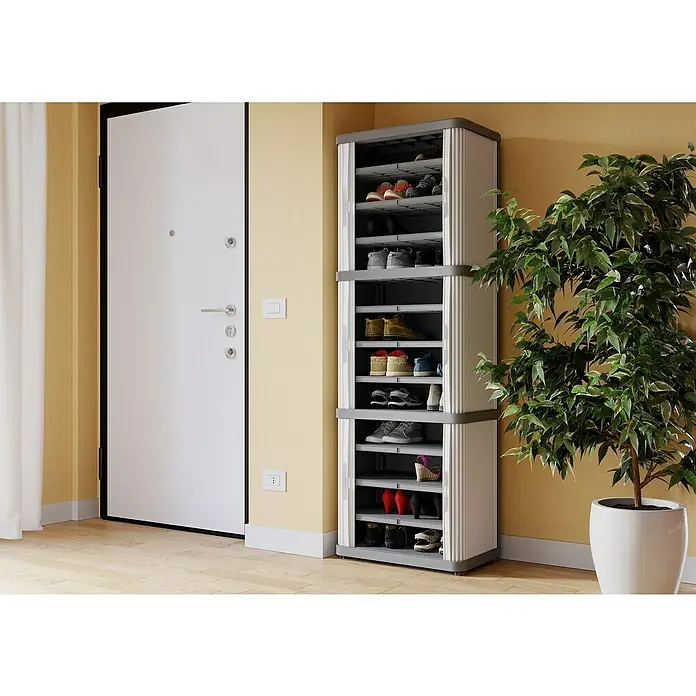 Terry Kunststoff-Mehrzweckschrank Rolling Space Modular - L x B x H: 36 x 59 x 170 cm - Aufnahme eines Schuhregals mit mehreren Schuhpaaren, das sich neben einer Tür in einem Haus befindet.
