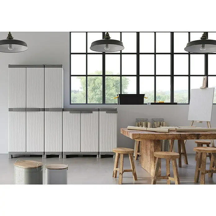 Terry Kunststoff-Mehrzweckschrank Wave Base 350 - L x B x H: 35 x 43,8 x 97,6 cm - Ein geräumiger Aufbewahrungsschrank in einem hellen Raum. Der Schrank bietet viel Stauraum und passt gut zu dem großen Holztisch.