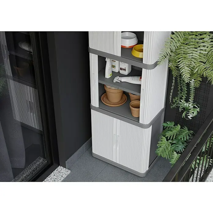 Terry Kunststoff-Mehrzweckschrank Rolling Space Modular - L x B x H: 36 x 59 x 170 cm - Bild eines grauen, vertikal gerippten Kunststoff-Mehrzweckschranks mit Töpfen, Futter- und Wassernäpfen und Sprays, der auf einem Balkon steht.