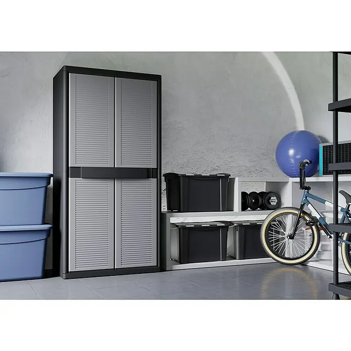 Terry Kunststoff-Mehrzweckschrank Jumbo 3900 QBlack - L x B x H: 53,7 x 89,7 x 180 cm - Ein grauer Kunststoffschrank mit zwei Türen steht neben blauen Aufbewahrungsboxen. Ideal für Garage oder Keller.