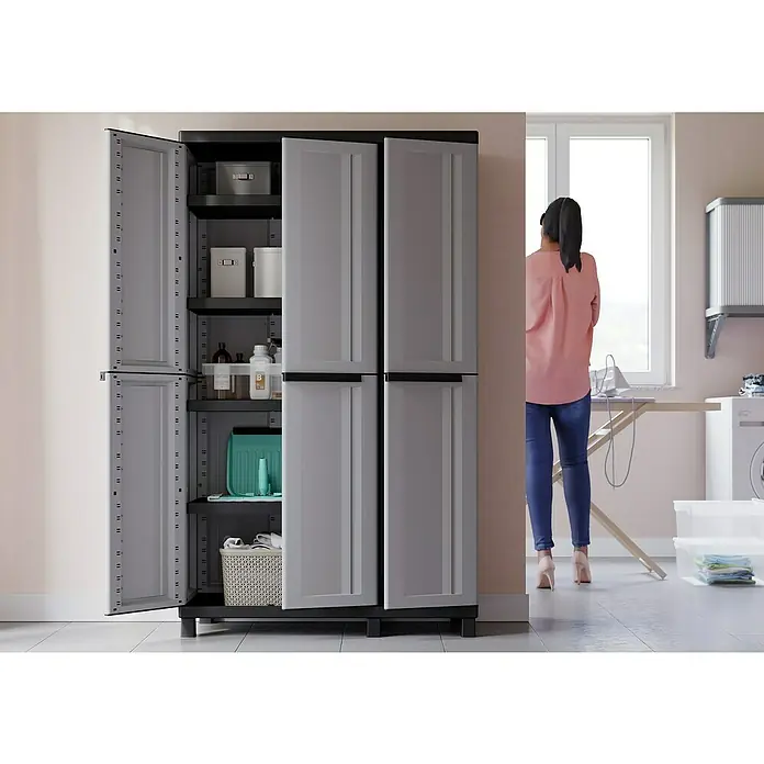 Terry Kunststoff-Mehrzweckschrank Twist Black 102A - L x B x H: 39 x 102 x 170 cm - Das Bild zeigt einen grauen Mehrzweckschrank mit offenen und geschlossenen Türen, der viel Stauraum bietet und sich ideal für Waschküchen eignet.