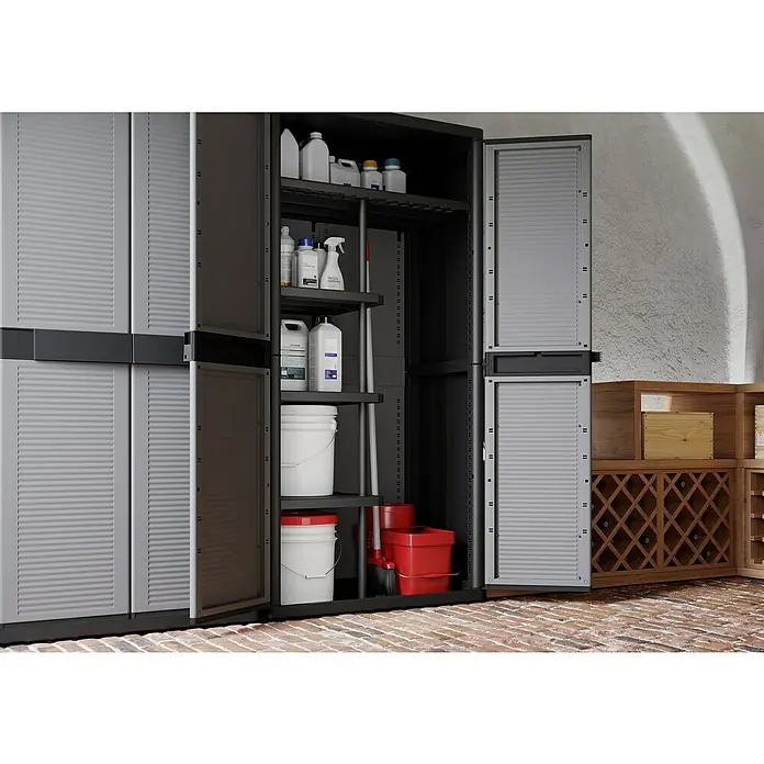 Terry Kunststoff-Mehrzweckschrank Jumbo 3900 QBlack - L x B x H: 53,7 x 89,7 x 180 cm - Bildunterschrift: Auf dem Foto ist ein grauer Kunststoffschrank mit offenen Türen zu sehen, der mit Haushaltsreinigern und Eimern gefüllt ist.