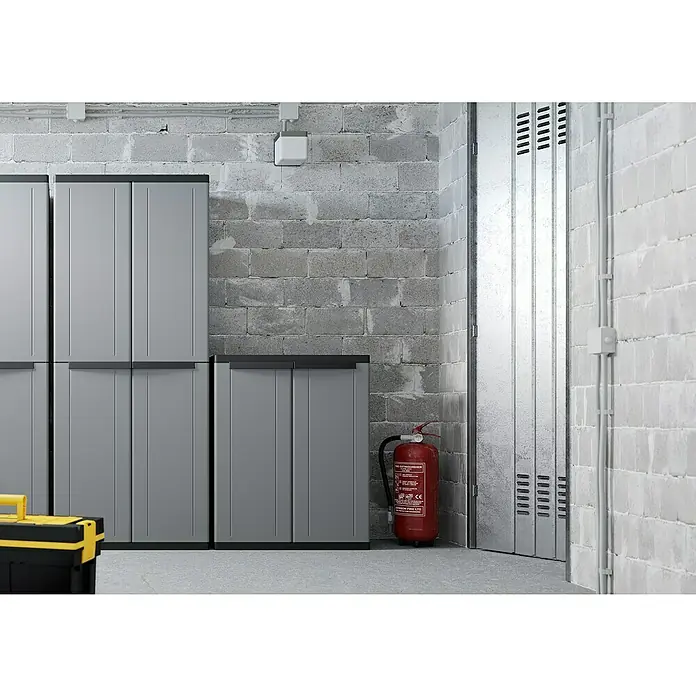 Terry JLine Kunststoff-Mehrzweckschrank J Line 268 - L x B x H: 37,5 x 68 x 163,5 cm - Feuerlöscher in einem Abstellraum, neben einem grauen Schrank mit schwarzen Details. Ein unverzichtbares Sicherheitsutensil für den Notfall.